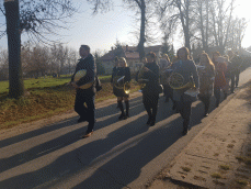 Narodowe Święto Niepodleglości - Orkiestra Dęta z Sobowa prowadzi przemarsz do kościoła w Bądkowie Kościelnym